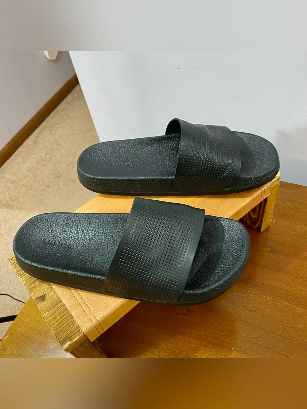 Vince Winston Perforated Leather Slide Sandals Mens Size 8.5 M Black Luxury